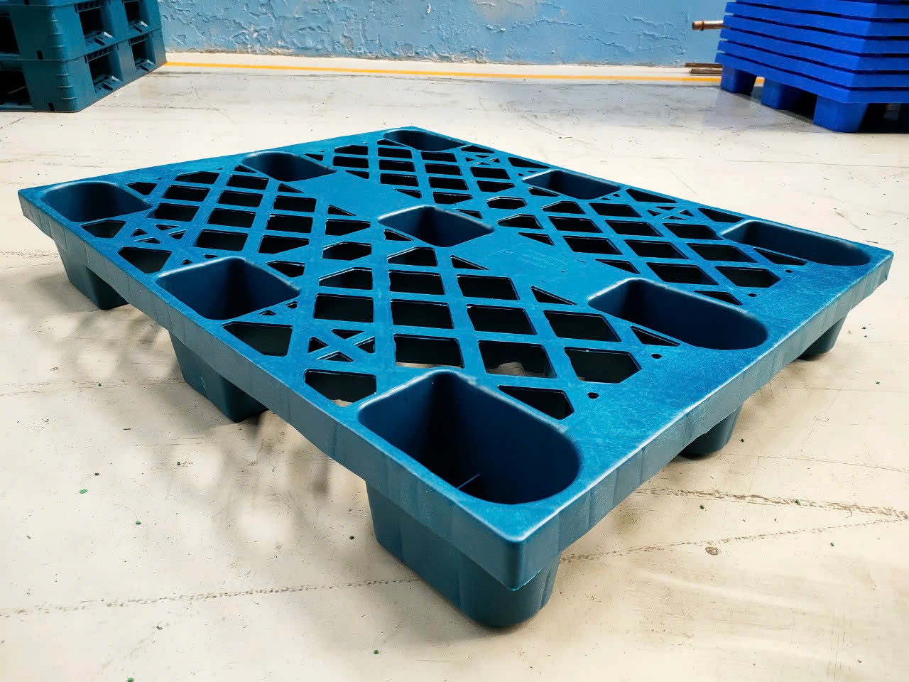 pallet nhựa để kê hàng hóa giá sỉ tại HCM